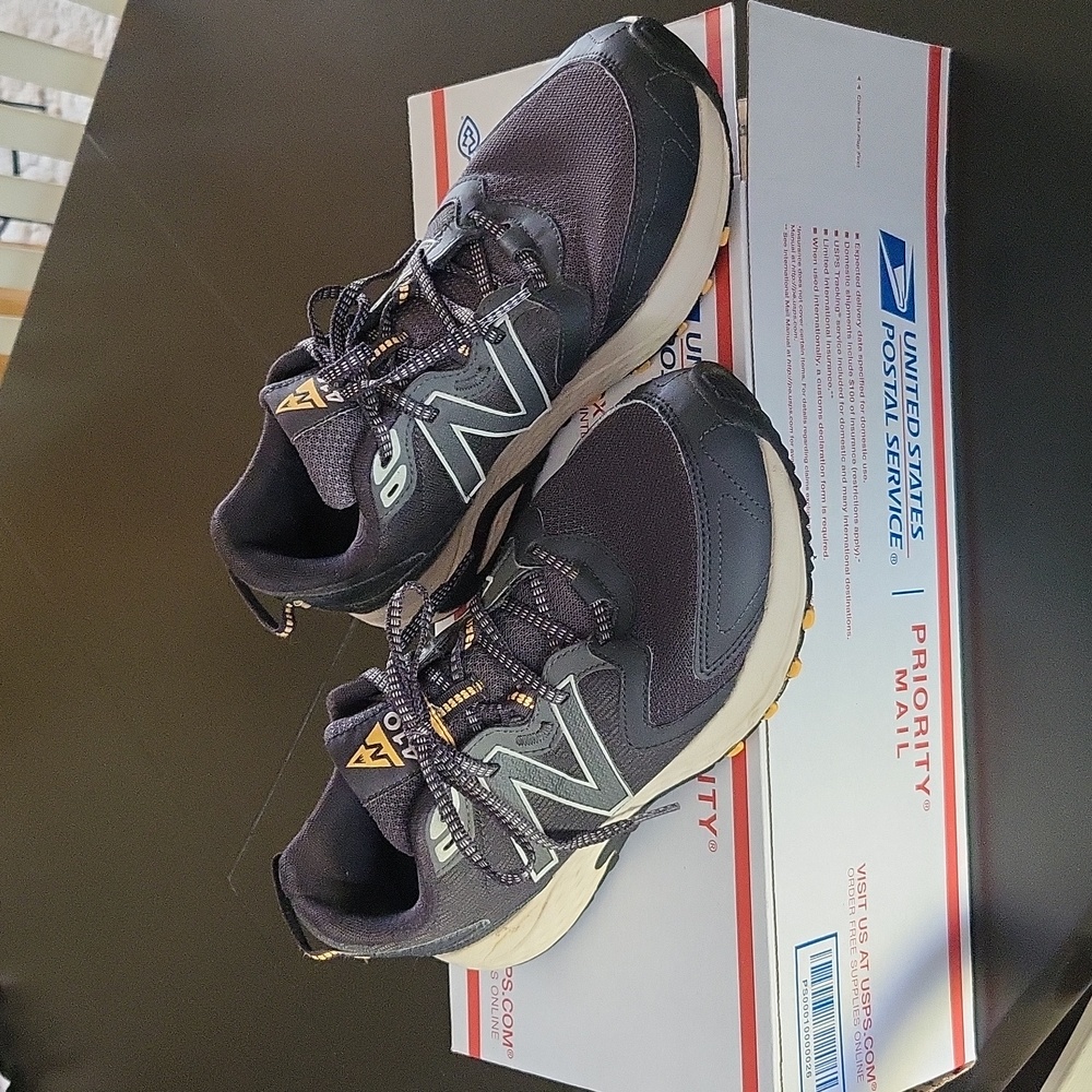 New Balance Men's 410 Running Shoes size 11 dark grey and light grey